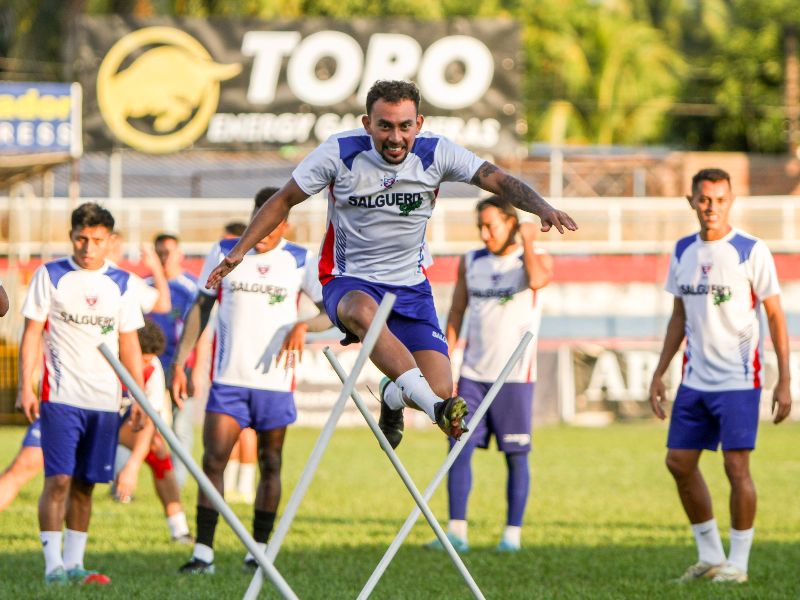 El volante Bryan Landaverde salta un obstáculo, durante el entrenamiento taurino. Foto: Cortesía L.Á. Firpo