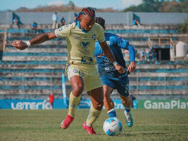 El delantero Edgar Medrano, de FAS, domina una jugada de ataque ante el Fuerte SF. Foto: Cortesía CD FAS