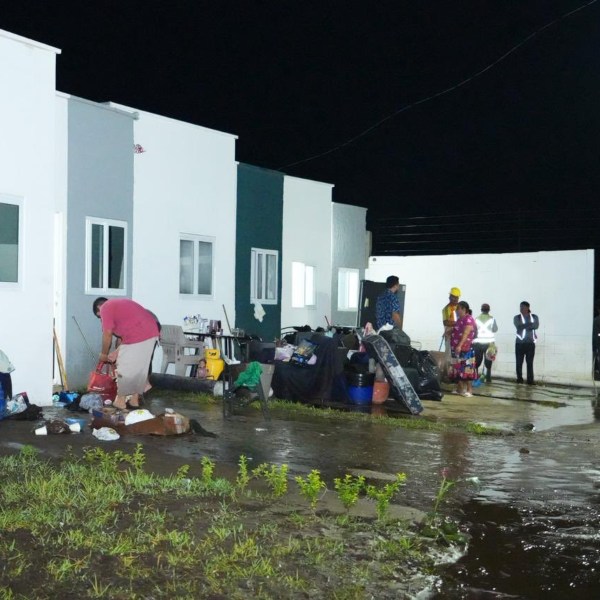 Varias familias sacaron las pertenencias personales de sus viviendas luego que bajó el nivel del agua. Foto EDH/Cortesía