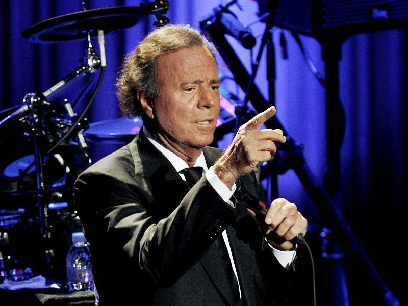 Julio Iglesias es denunciado por dos exempleadas