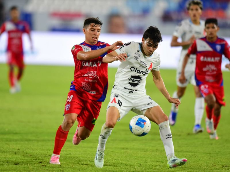 Acción del partido entre Alianza FC y L.Á. Firpo, que terminó con victoria pampera. Foto: EDH Emerson del Cid
