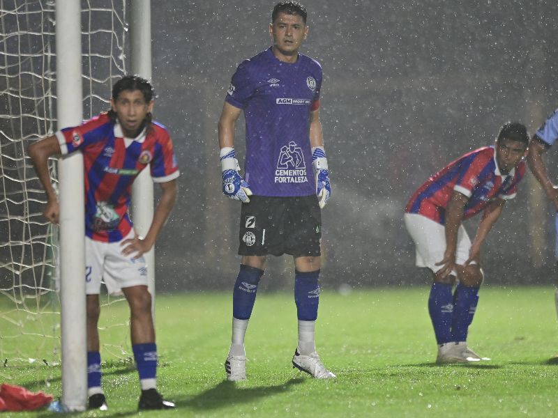 El portero de FAS, Kevin Carabantes (c), en un partido pasado ante Alianza FC. Foto: EDH Archivo
