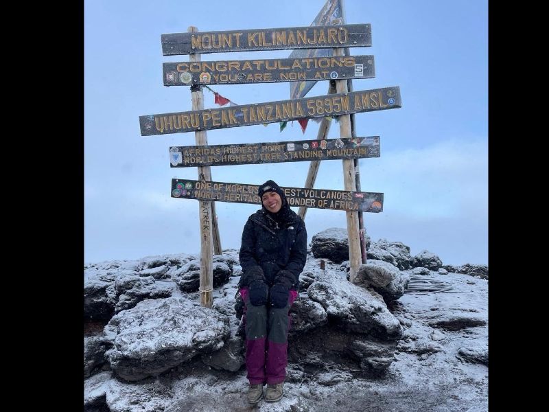 En la cima del Kilimanjaro. La salvadoreña Brenda Juárez evidenció con esta postal su llegada a la montaña más alto de África, sin asistencia. Foto: Cortesía Brenda Juárez