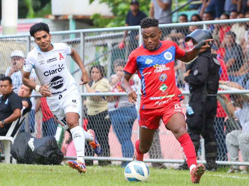 El volante Jorge Lara (d.), en un partido pasado ante Alianza FC. Foto: Cortesía CD Cacahuatique