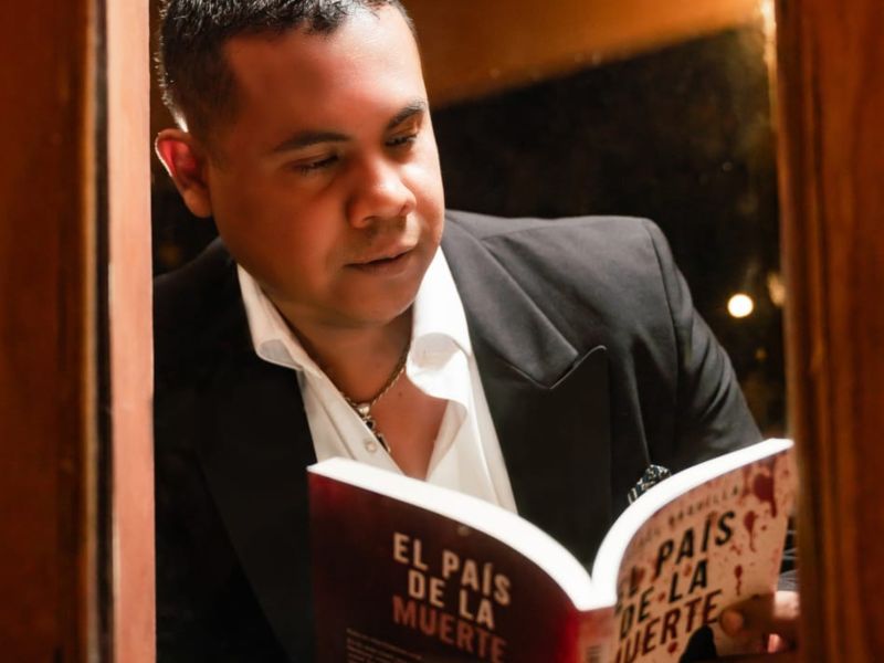 Libro "En el país de la muerte" de Rafael Urquilla