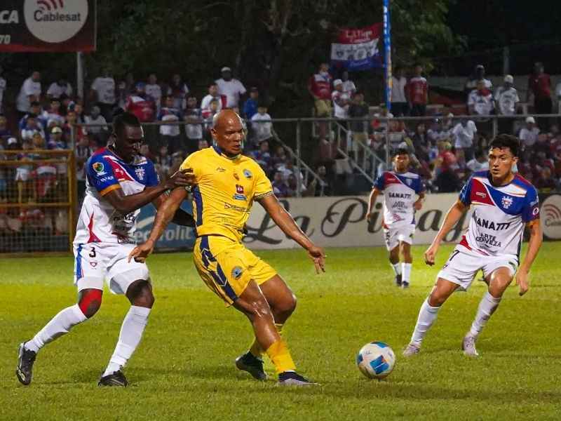 Acciones del duelo entre L.Á. Firpo contra Municipal Limeño. El campeón mantuvo su estampa con triunfo. Foto: Cortesía Municipal Limeño