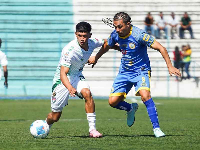 Amistoso entre Municipal Limeño ante Marcala Jr. de Honduras. En acción, el volante Gerson Mayén, que regresó al equipo. Foto: Cortesía Municipal Limeño