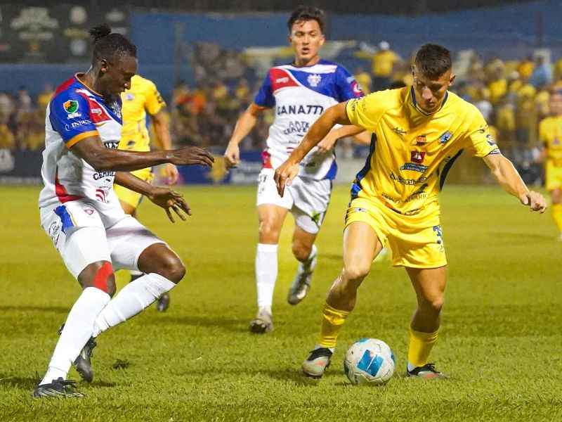 Los jugadores Wilber Arizala (i.), de Firpo, y Javier Fermán, de Limeño, en el juego de la fecha uno del Clausura 2026. Foto: Cortesía Municipal Limeño