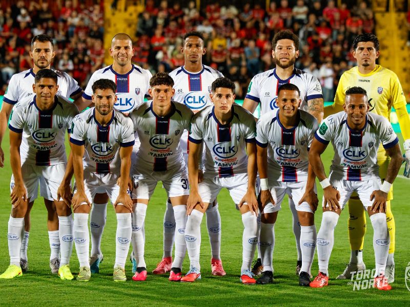El portero salvadoreño, Mario González (d. arriba), en el partido ante la LDA. Foto: Cortesía AD San Carlos / @adsancarlos - Imagen de carácter ilustrativo y no comercal https://x.com/adsancarlos/status/2015243751073939658?s=20