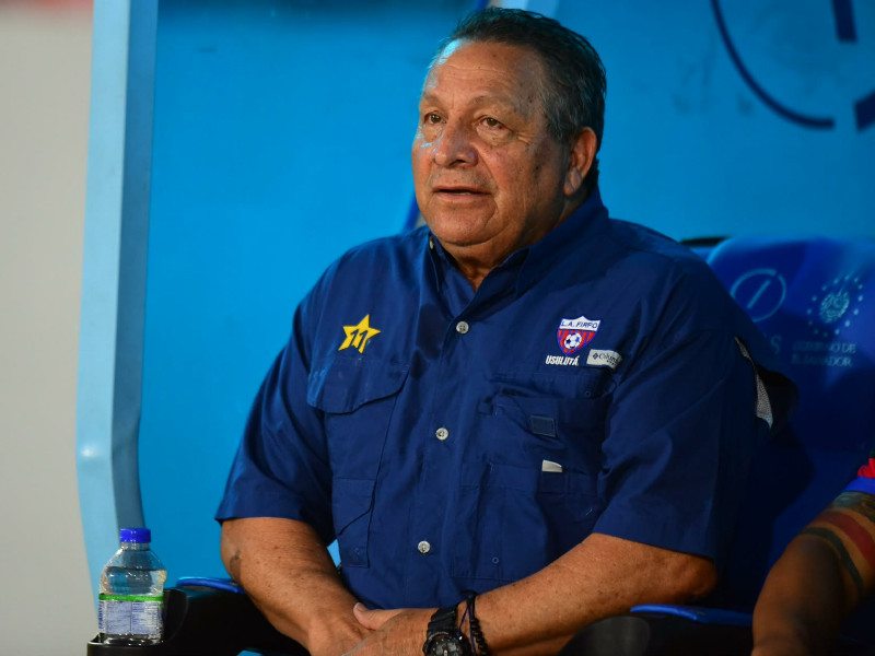 El DT de Firpo, Marvin Solano, en el juego ante Alianza. Foto: EDH Emerson del Cid