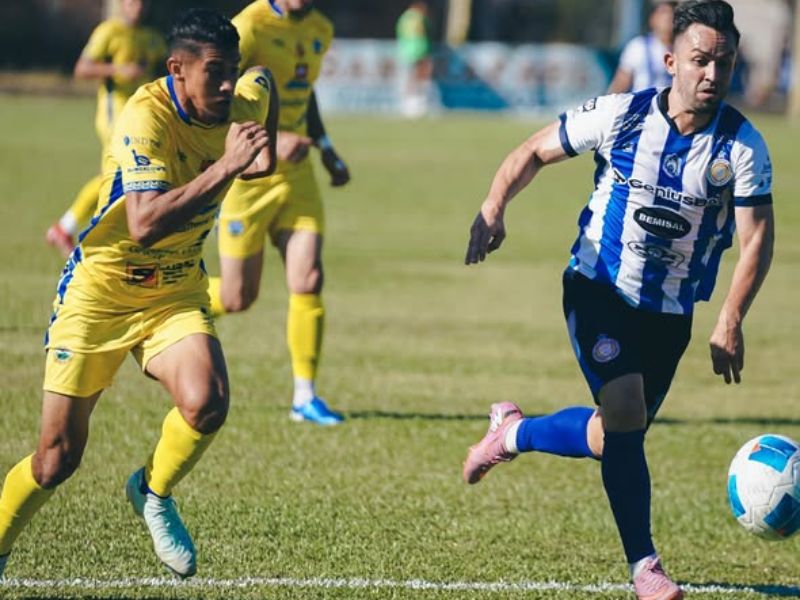 Acciones del juego ente Limeño y Metapán, en Santa Rosa. Foto: Cortesía Isidro Metapán