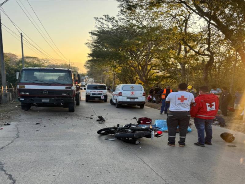 Miembros de Cruz Roja Salvadoreña (CRS) llegaron al lugar donde se registró el accidente para auxiliar a las víctimas; pero ya no presentaban signos vitales. Foto EDH/Cortesía