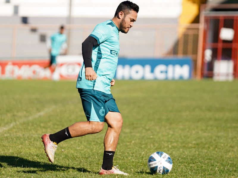 Los caleros volvieron a las prácticas. En acción, el volante Marvin Monterroza. Foto: Cortesía Isidro Metapán