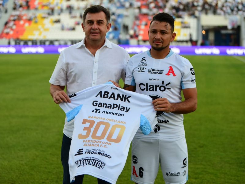 El volante de Alianza, Narciso Orellana (d.), muestra la camiseta de sus 300 partidos con los albos. Foto: EDH Emerson del Cid