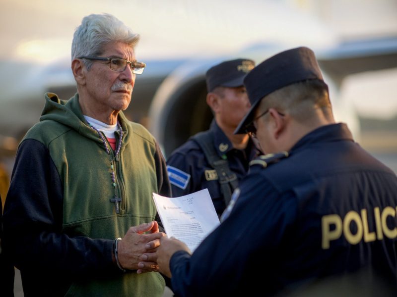 Norman Quijano aeropuerto El Salvador