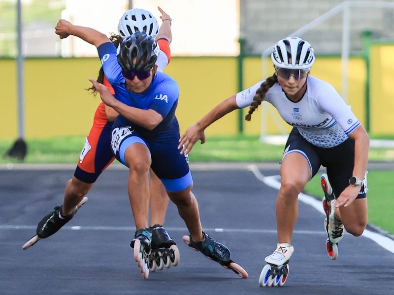La patinadora nacional Ivonne Nóchez (d.), durante uno de sus eventos en 2025. Foto: Cortesía Indes