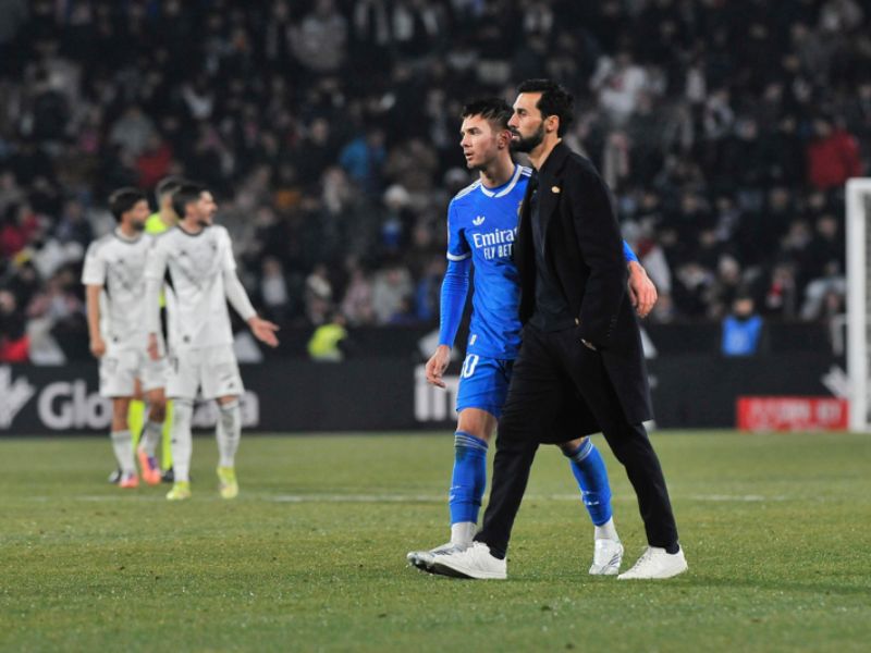 El entrenador del Real Madrid, Álvaro Arbeloa (d.), camina junto al argentino Franco Mastantuono, durante el partido de octavos de final de la Copa del Rey. Foto: EDH AFP