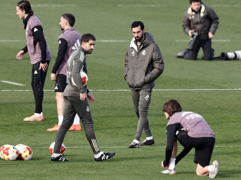 El nuevo entrenador del Real Madrid, Álvaro Arbeloa (c), dirige el primer entreno con el equipo. Foto: EDH AFP