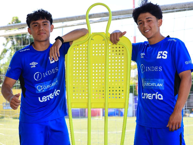 Los jugadores Gabriel Arnold, de El Ventura County FC, y Johann Ortiz, del Sporting Kansas City II, se sumaron al microciclo. Foto: Cortesía @LaSelecta_SLV