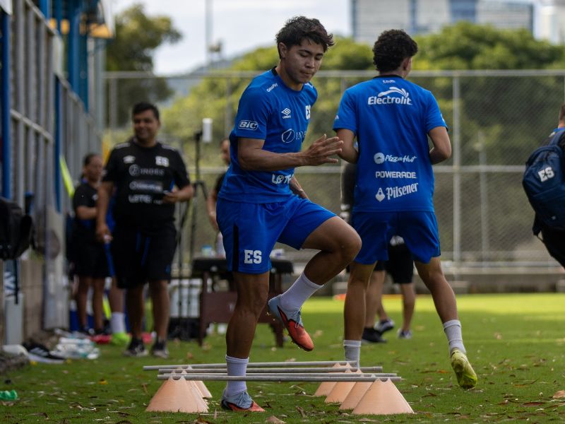 El defensor Jefferson Valladares salta un obstáculo, durante un entreno pasado de la Selecta. Foto: Cortesía Fesfut/LaSelecta