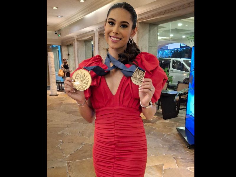 La softbolista Sophia Monterrosa, satisfecha de sus medallas en el Homenaje a las Estrellas. Foto: EDH Varinia Escalante