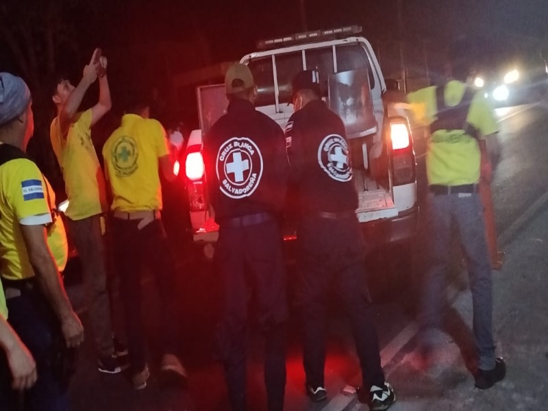 Socorristas llegaron para auxiliar a la víctima; pero ya había fallecido a consecuencia de los golpes. Foto EDH/Cortesía Cruz Blanca Salvadoreña