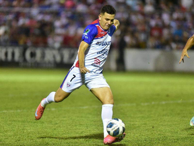 El delantero de L.Á. Firpo, Styven Vásquez, podría ir con sus goles afuera. Espera su oportunidad real. Foto: EDH Archivo