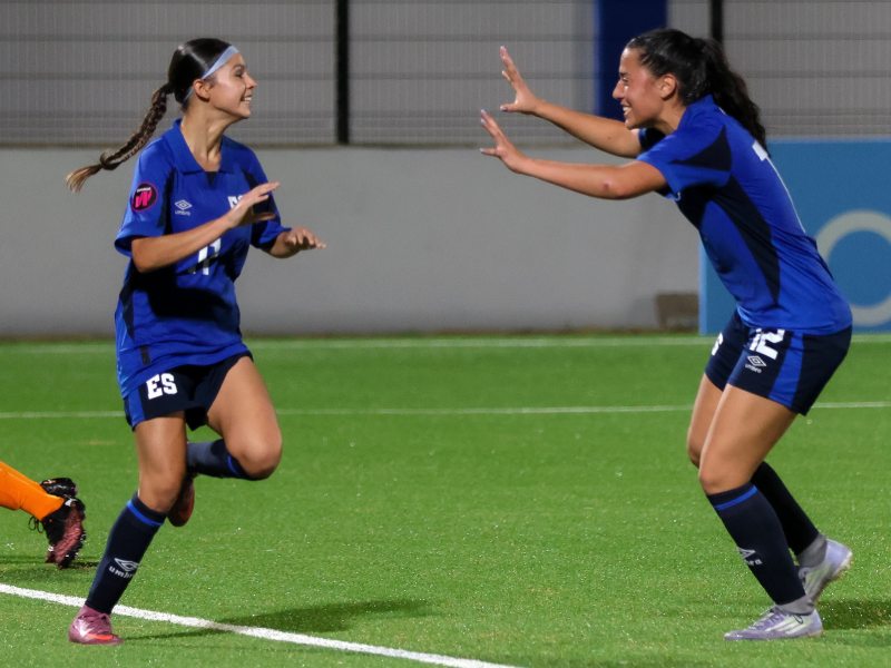 Las salvadoreñas Kaylen Álvarez (i.) y Jade Delcollo festejan el 0-3 sobre Barbados. Foto: Cortesía @LaSelecta_SLV