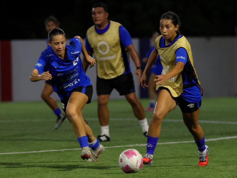 Las juveniles de la Sub 17, en entreno en Curazao. Foto: Cortesía Fesfut/LaSelecta