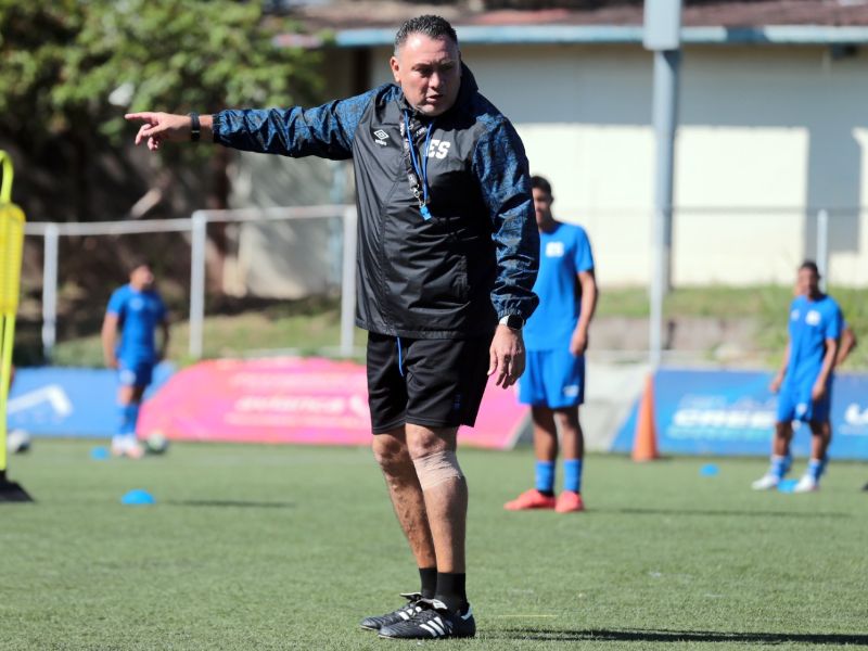 El DT Erick Dowson Prado, en una práctica de la Sub 20. Foto: Cortesía Fesfut/LaSelecta