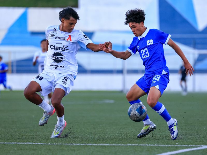 Parte del juego entre la Sub 17 vs. Alianza. Foto: Cortesía Fesfut/LaSelecta