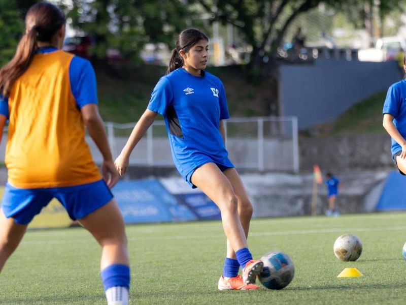 Un entrenamiento de la Sub 17, en el país. | Foto: Cortesía Fesfut-LaSelecta