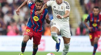 Los jugadores Lamine Yamal (i.), del Barcelona, y Kylian Mbappe, del Real Madrid, durante la final de la Supercopa de España. Foto: EDH AFP