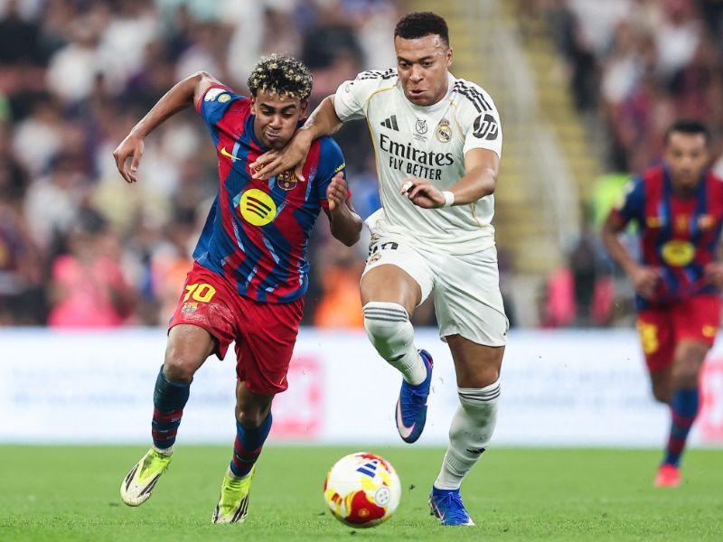 Los jugadores Lamine Yamal (i.), del Barcelona, y Kylian Mbappe, del Real Madrid, durante la final de la Supercopa de España. Foto: EDH AFP