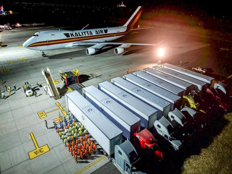 El lote de uniformes fue recibido por la ministra de Educación, Karla Trigueros, el lunes por la noche. Foto EDH/Cortesía