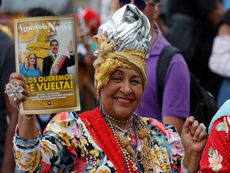 Un partidario muestra un retrato del derrocado presidente venezolano Nicolás Maduro durante una manifestación para pedir su liberación y la de su esposa de una prisión estadounidense en Caracas. Miles de partidarios de Nicolás Maduro marcharon en Caracas el 23 de enero pidiendo la liberación del presidente derrocado, mientras Venezuela conmemoraba el 68º aniversario de la caída de la dictadura militar. Foto EDH/AFP