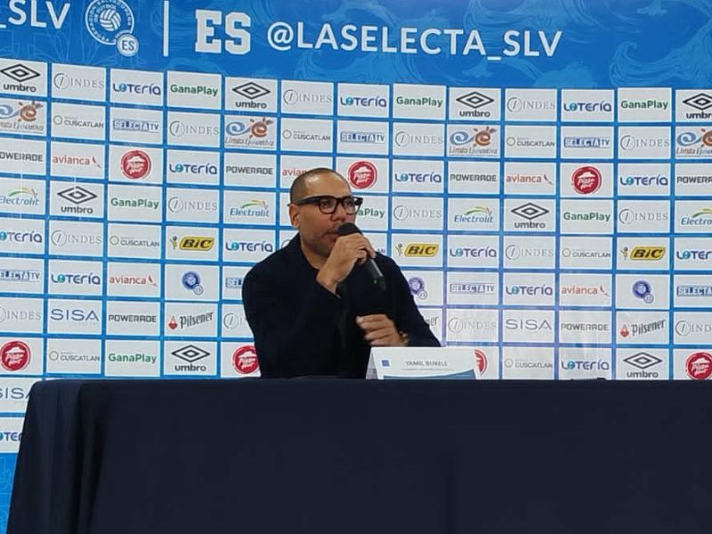 El titular de la Fesfut, Yamil Bukele, hablando de temas del fútbol nacional. Foto: EDH Cortesía