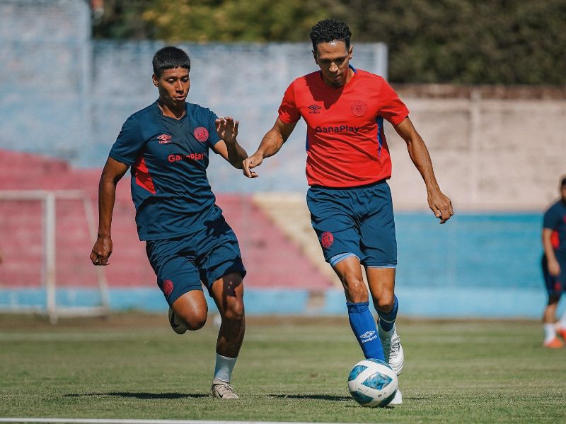 El jugador Yan Maciel (d.), de FAS, domina el balón en una práctica de los tigrillos. Foto: Cortesía CD FAS