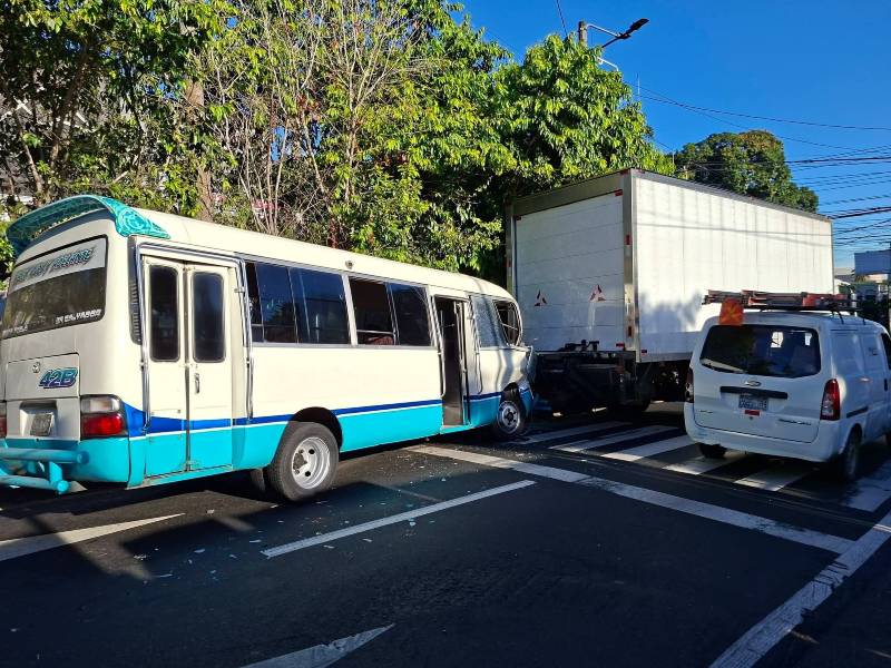 Un microbús de la 42-B habría impactado contra un camión en San salvador | Cortesía ciudadana