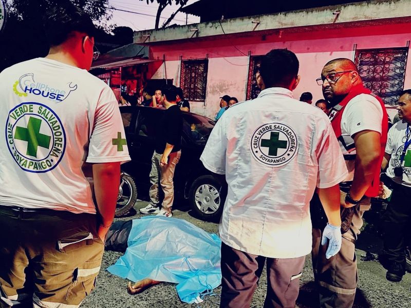 Socorristas encontraron sin vida a hombre tras ser atropellado por motociclista. Foto: Cortesía Cruz Verde