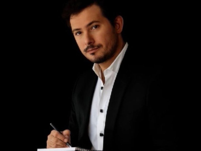 Su práctica artística se caracteriza por una doble maestría: arraigada en la tradición clásica pero resueltamente contemporánea en su ejecución. | Foto cortesía