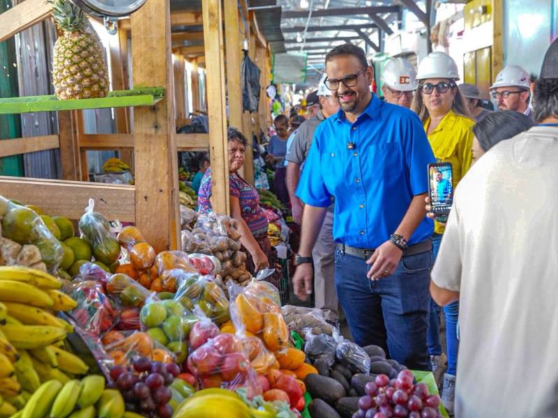Gustavo Arévalo recorriendo el espacio temporal de ventas en Santa Ana | cortesía