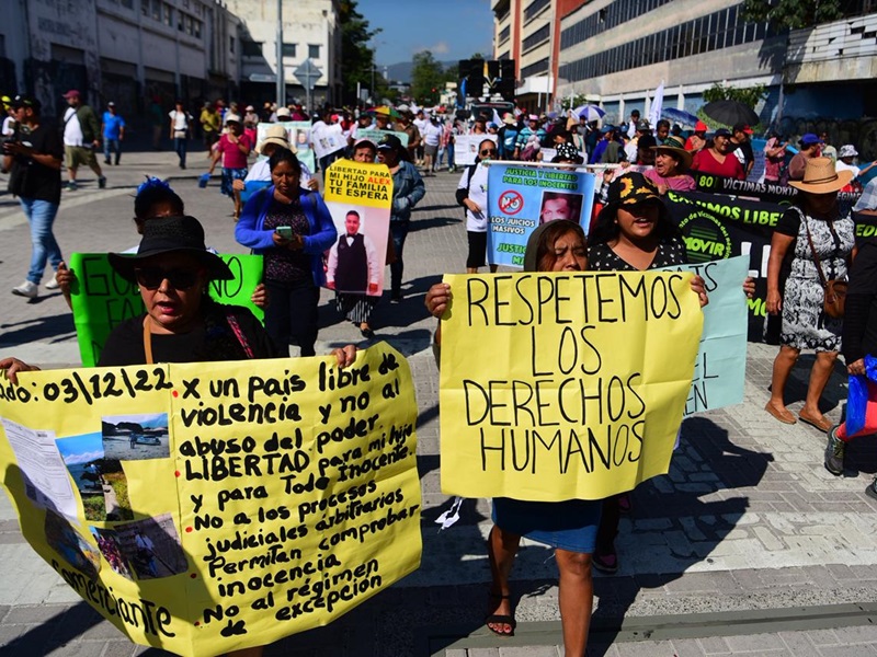 En la marcha por los 34 años de los Acuerdos de Paz se exigió el respeto de los derechos humanos. Foto EDH Emerson del Cid