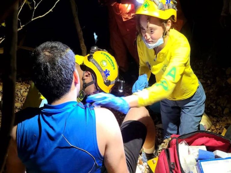 Joven es rescatado tras caer en ladera del río Jiboa - El Diario de Hoy