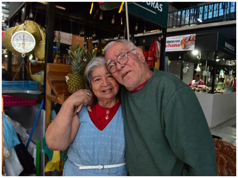 De lunes a domingo ambos esposos siguen vendiendo frutas y verduras, como lo ha hecho toda su vida.