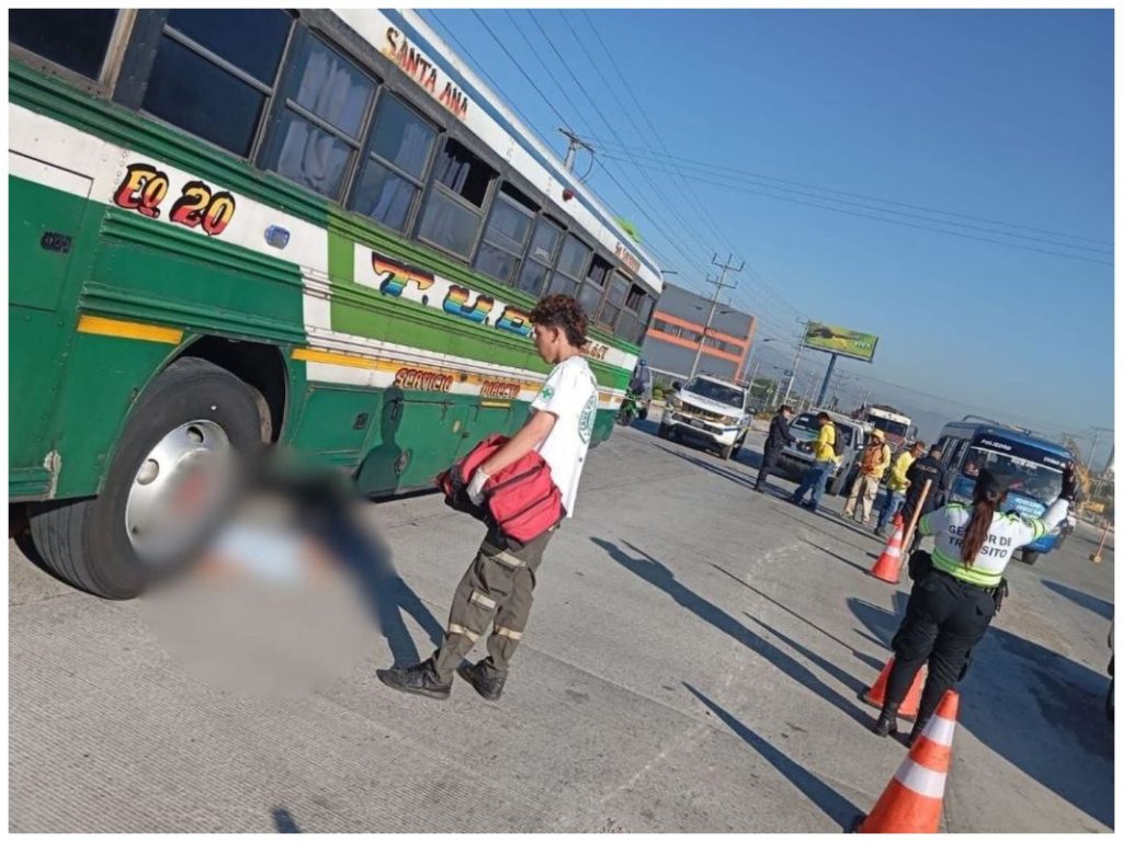 Una mujer perdió la vida luego de ser atropellada por un autobus del transporte colectivo en el kilómetro 23 de la carretera Panamericana, en el distrito de Lourdes, La Libertad.