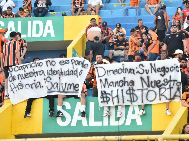 Los aficionados mostraron estas pancartas en el estadio, durante el juego del Águila ante el Zacatecoluca, en el Cuscatlán. Foto: EDH Cortesía Carlos Godoy