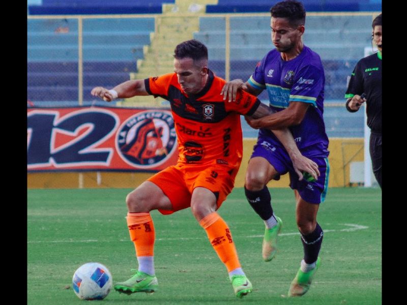 El jugador de los emplumados, Federico Andrada (i.), recibe la presión por detrás del lateral Marlon Trejo, del Zacatecoluca FC. Foto: Cortesía CD Águila