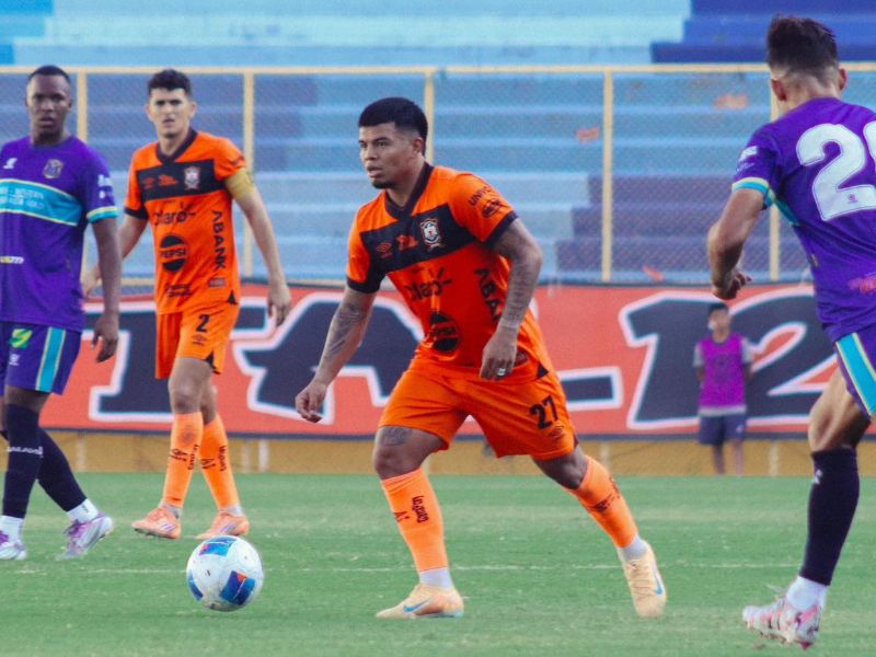 El volante emplumado Marcelo Díaz (c) domina, en el partido ante Zacate. Foto: Cortesía CD Águila