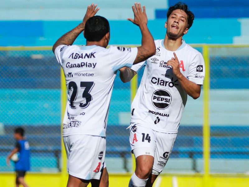 El volante Enrico Dueñas (d.) festeja uno de sus dos goles con Michell Mercado. Foto: Cortesía Alianza FC